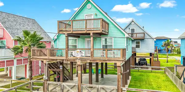 Image 2: Fully fenced yard with outdoor shower and plenty o