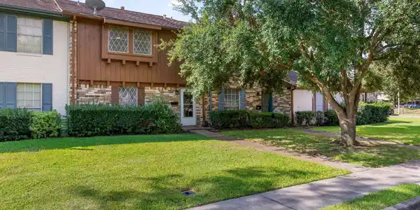 907 Garden Walk Drive