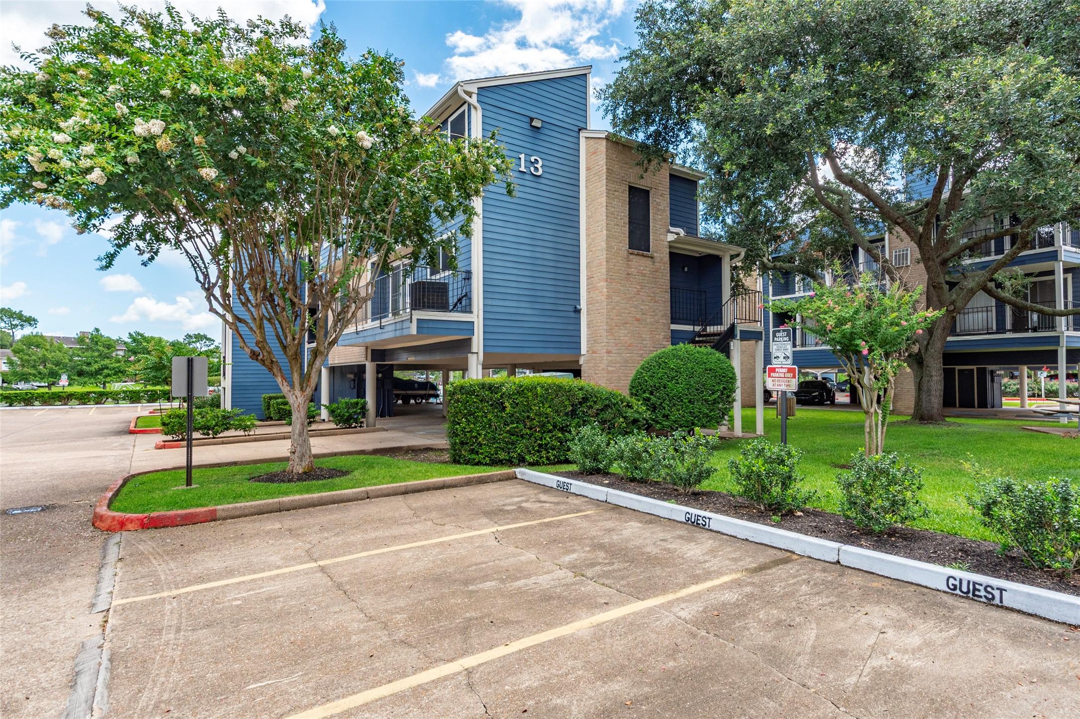 Image 3: Plenty of parking for your guests