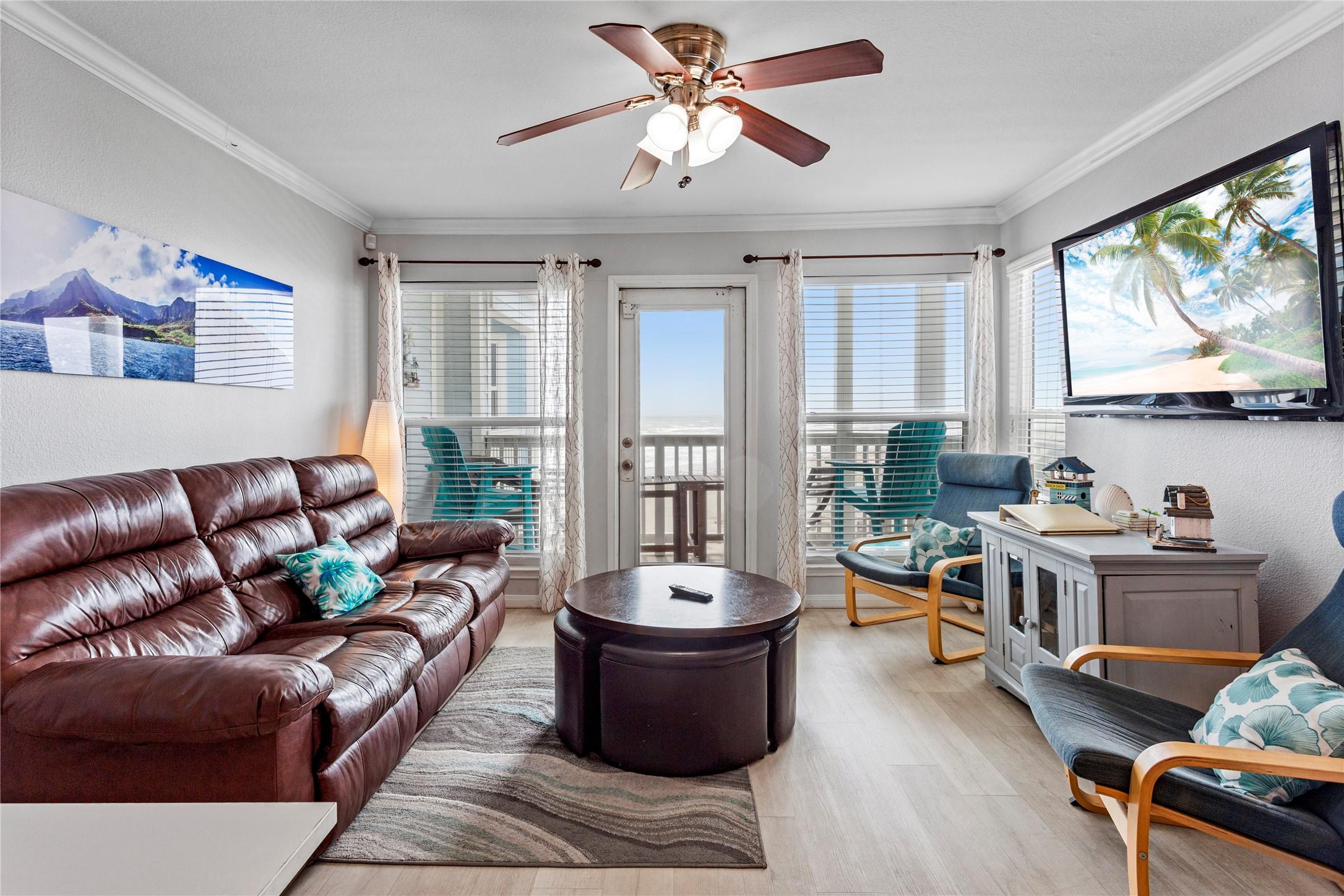 Image 4: Beachfront living at its best!
