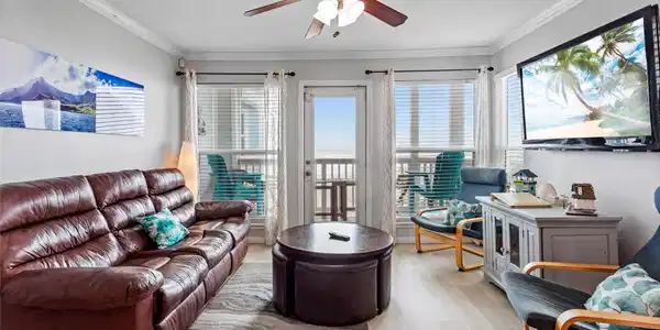 Image 4: Beachfront living at its best!