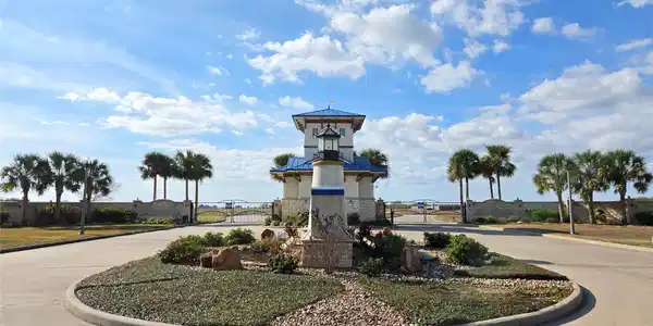 Image 2: Beachside Entrance