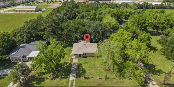 Image 4: 3/1.5 and 1 acre! Surrounding acreage also for sal