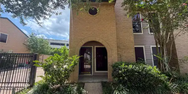 17758 Kings Park Lane