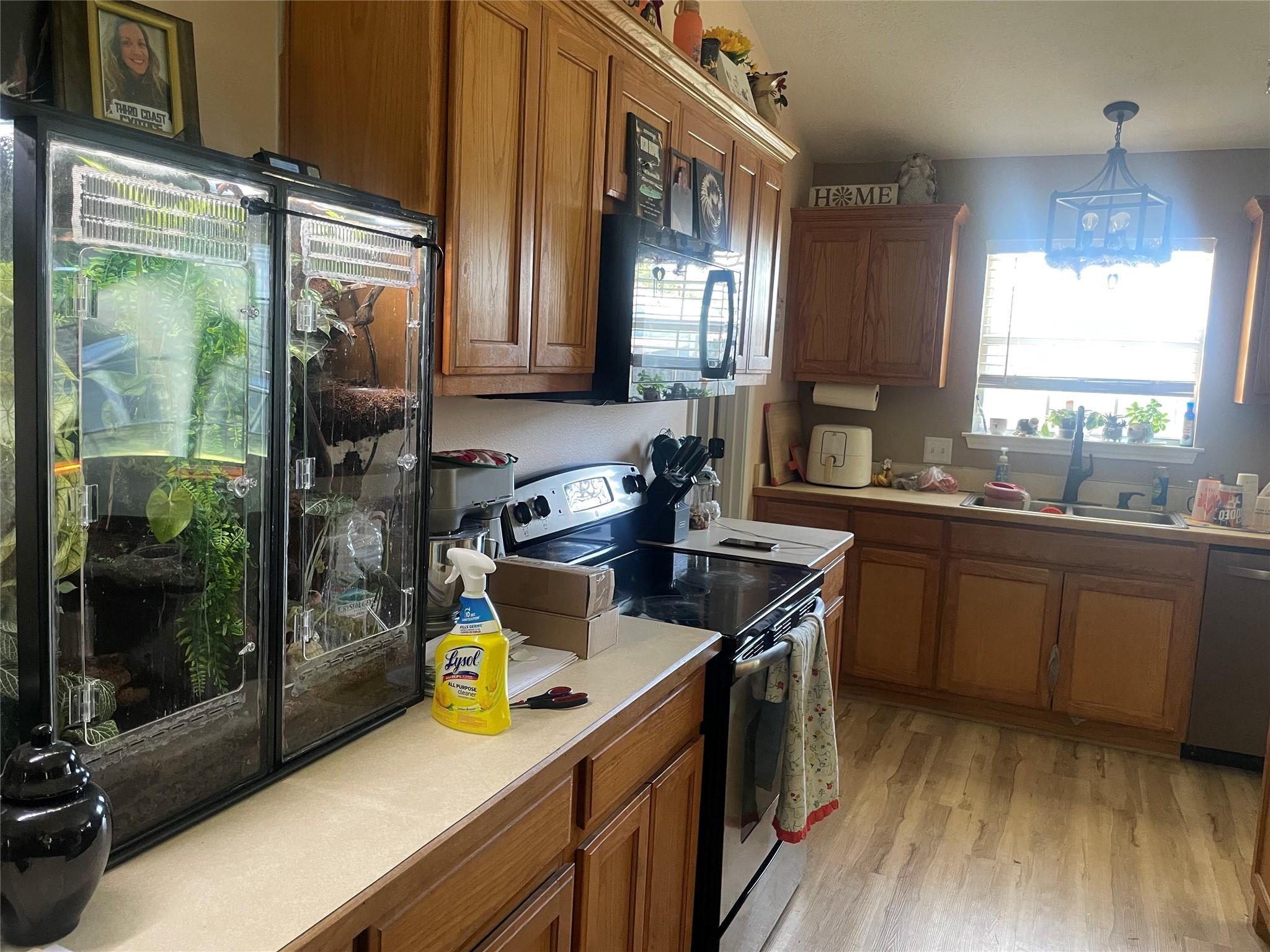 Image 3: Kitchen