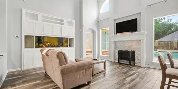 Image 4: Spacious living room with soaring ceilings, elegan