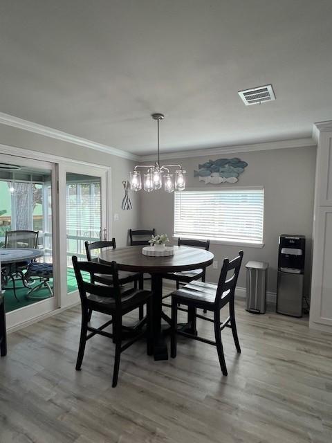 Image 4: Breakfast area with exit to screened in porch