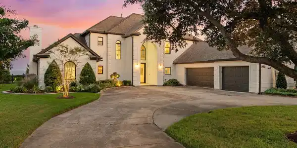 Image 4: THE CIRCULAR DRIVE OPENS TO A TRUE 3 CAR GARAGE, 1