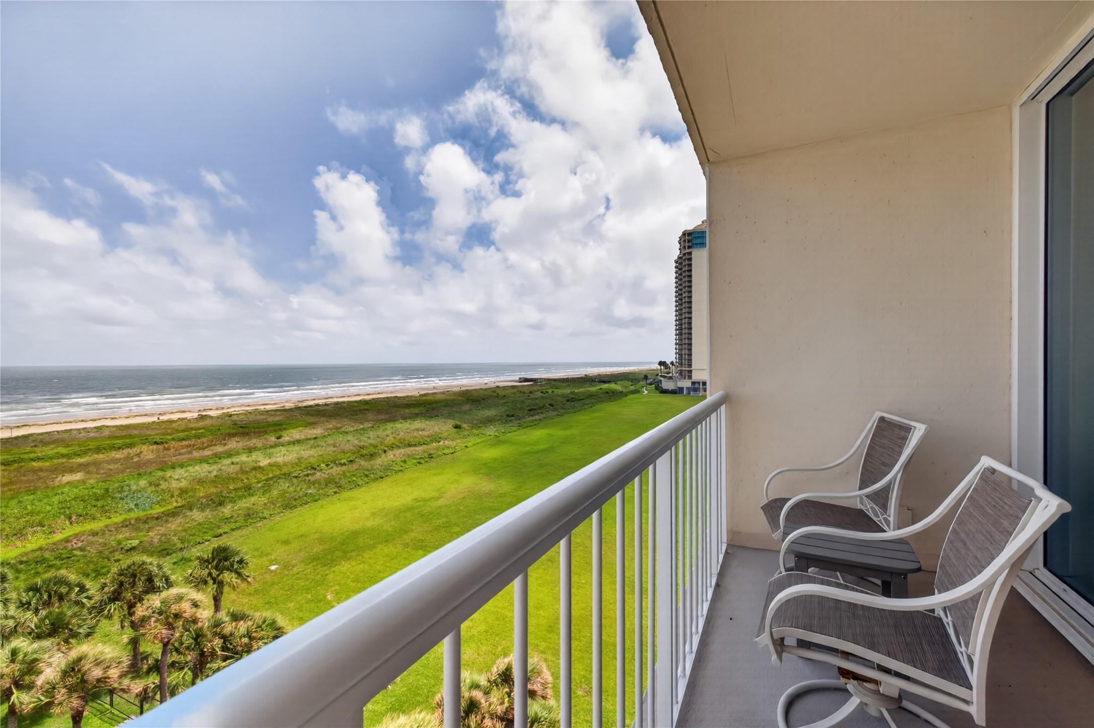 Image 2: Unit #514 on the 5th floor boasts stunning Gulf vi