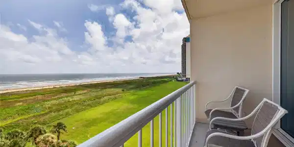 Image 2: Unit #514 on the 5th floor boasts stunning Gulf vi