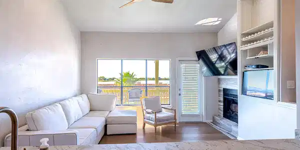 Image 3: Great kitchen view into the living area.