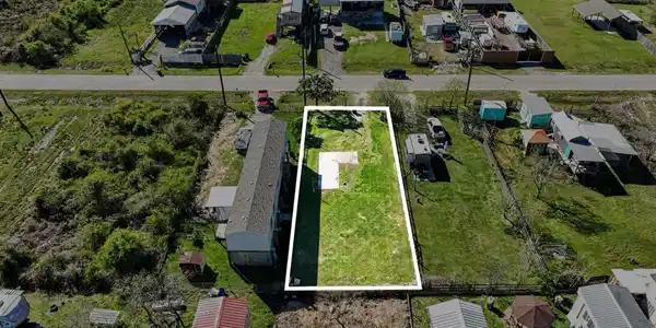 Image 3: Buyer to verify all info herein. Property lines e