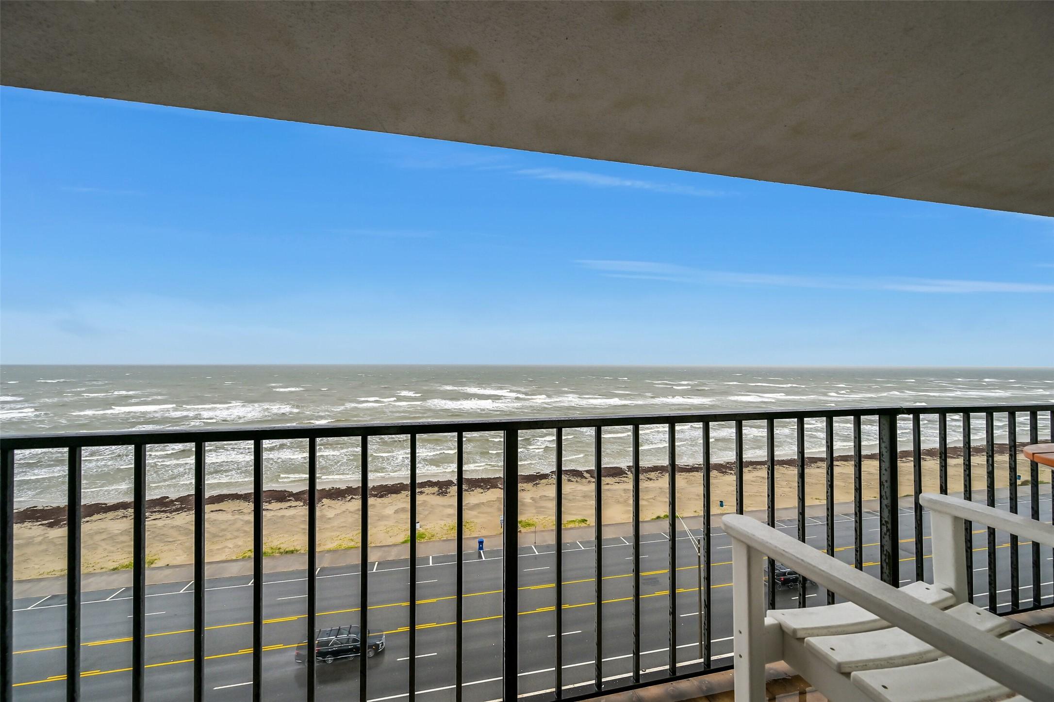 Image 2: Large balcony to enjoy the sunrises or drinks in t