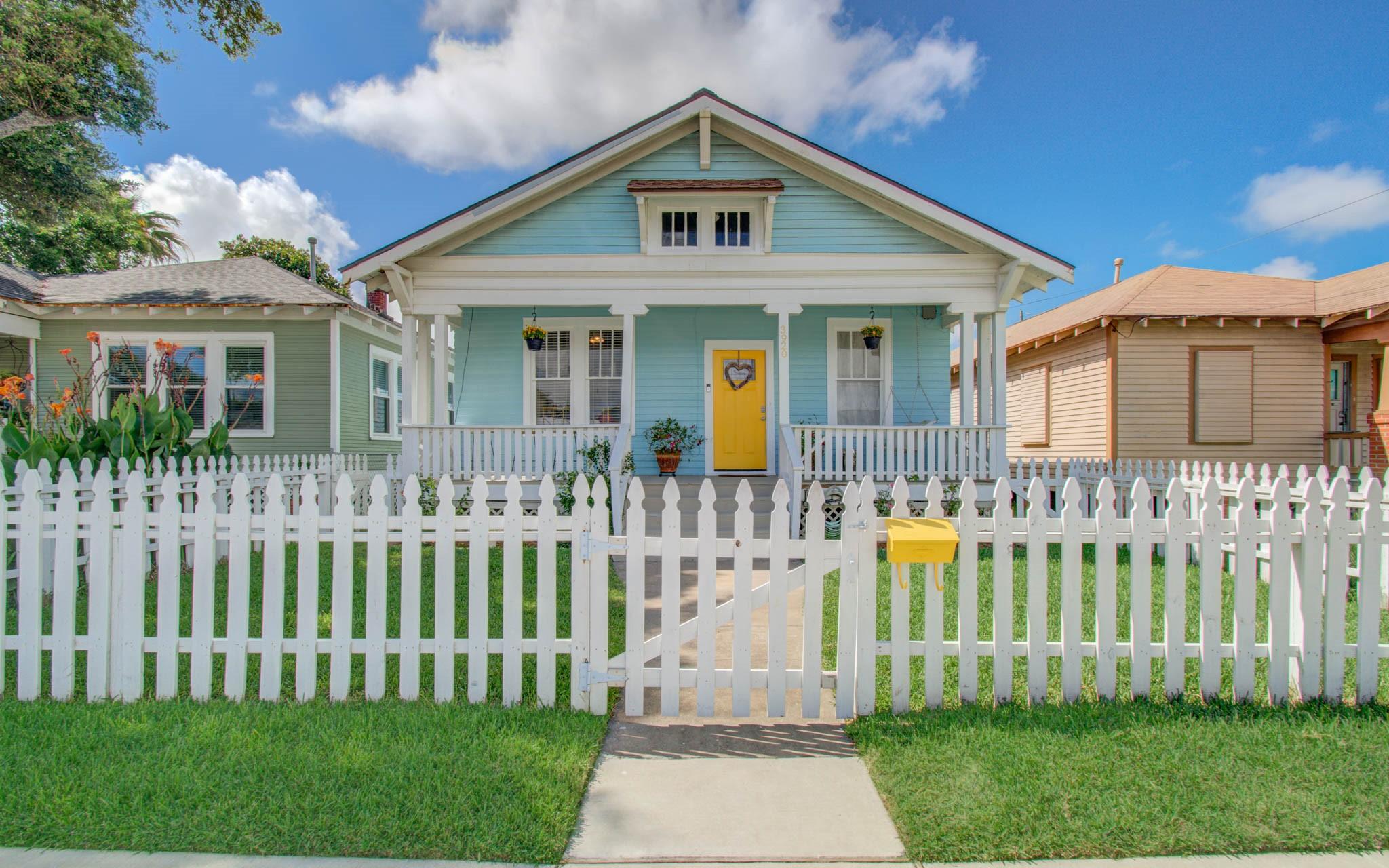 Image 3: Welcome to your new home only 2 blocks from the be