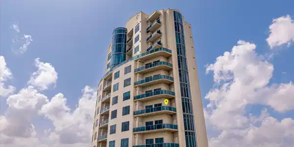 Image 2: 23rd floor with the more desirable views of the ea