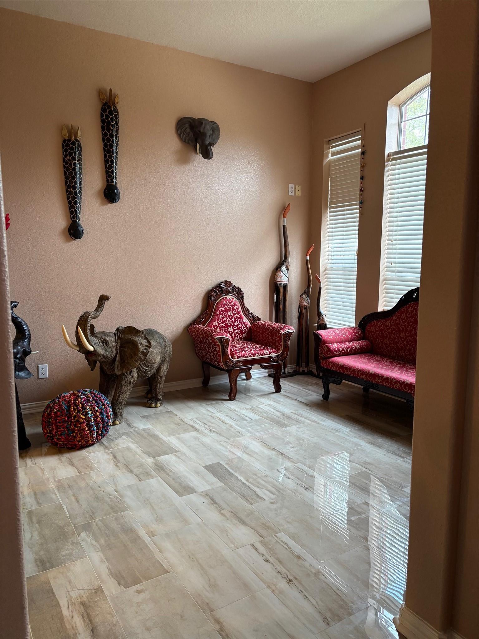 Image 4: Living room