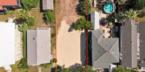 Image 2: A direct overhead view defines the homesite clearl