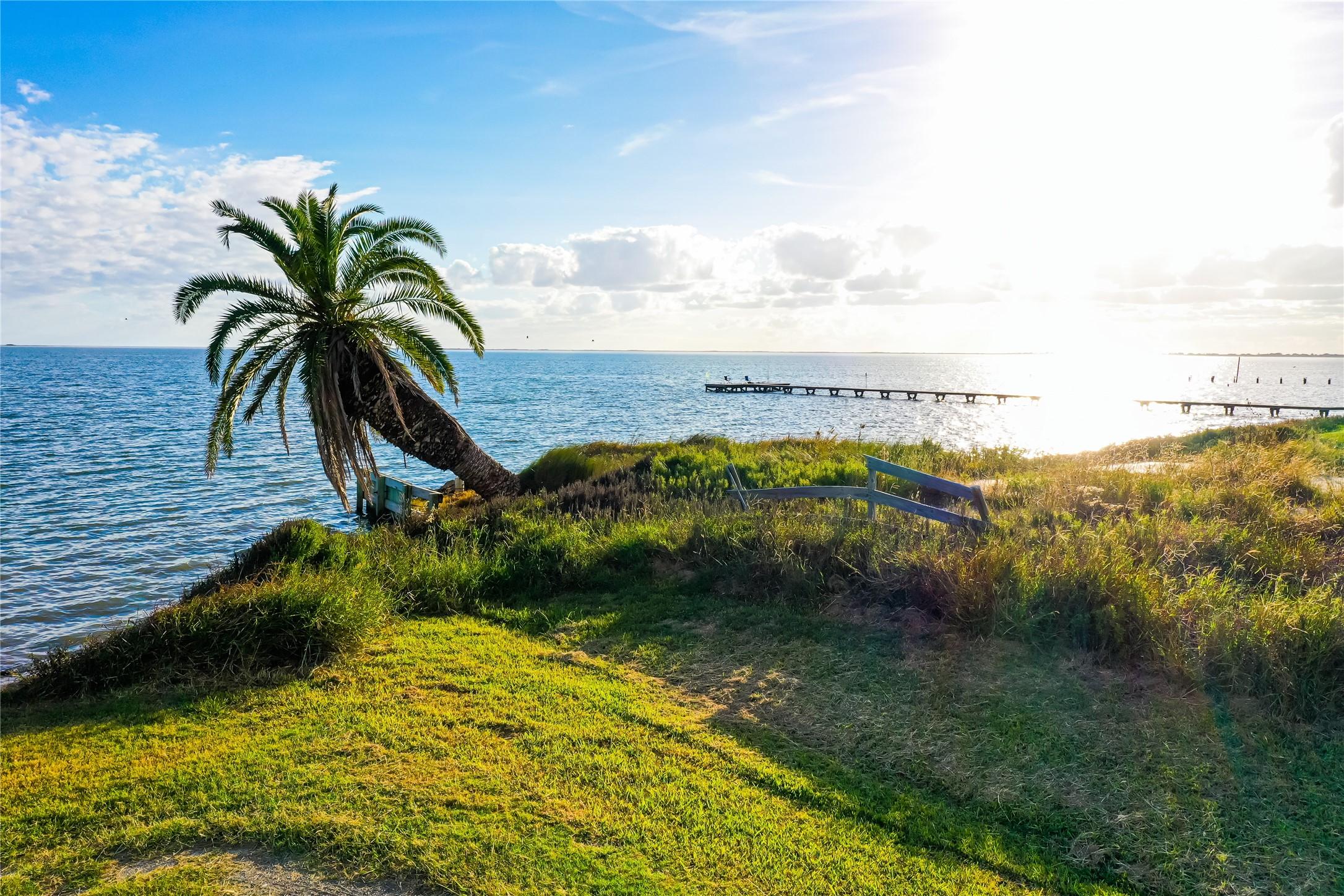 Image 4: Gorgeous view of Carancahua Bay