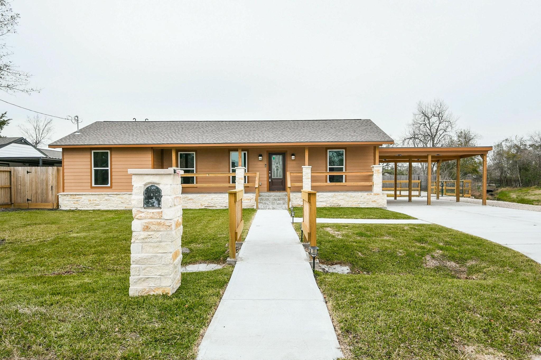 Image 1: Beautifully remodelled home at the end of a quiet