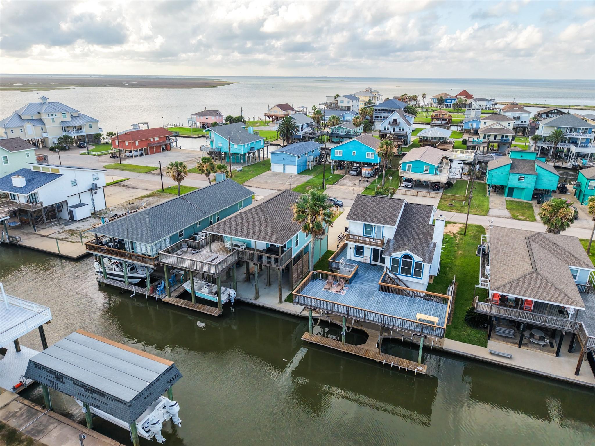 Image 2: Relaxed coastal lifestyle with easy water access