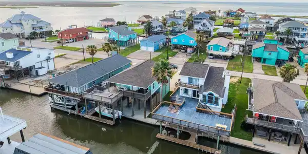 Image 2: Relaxed coastal lifestyle with easy water access