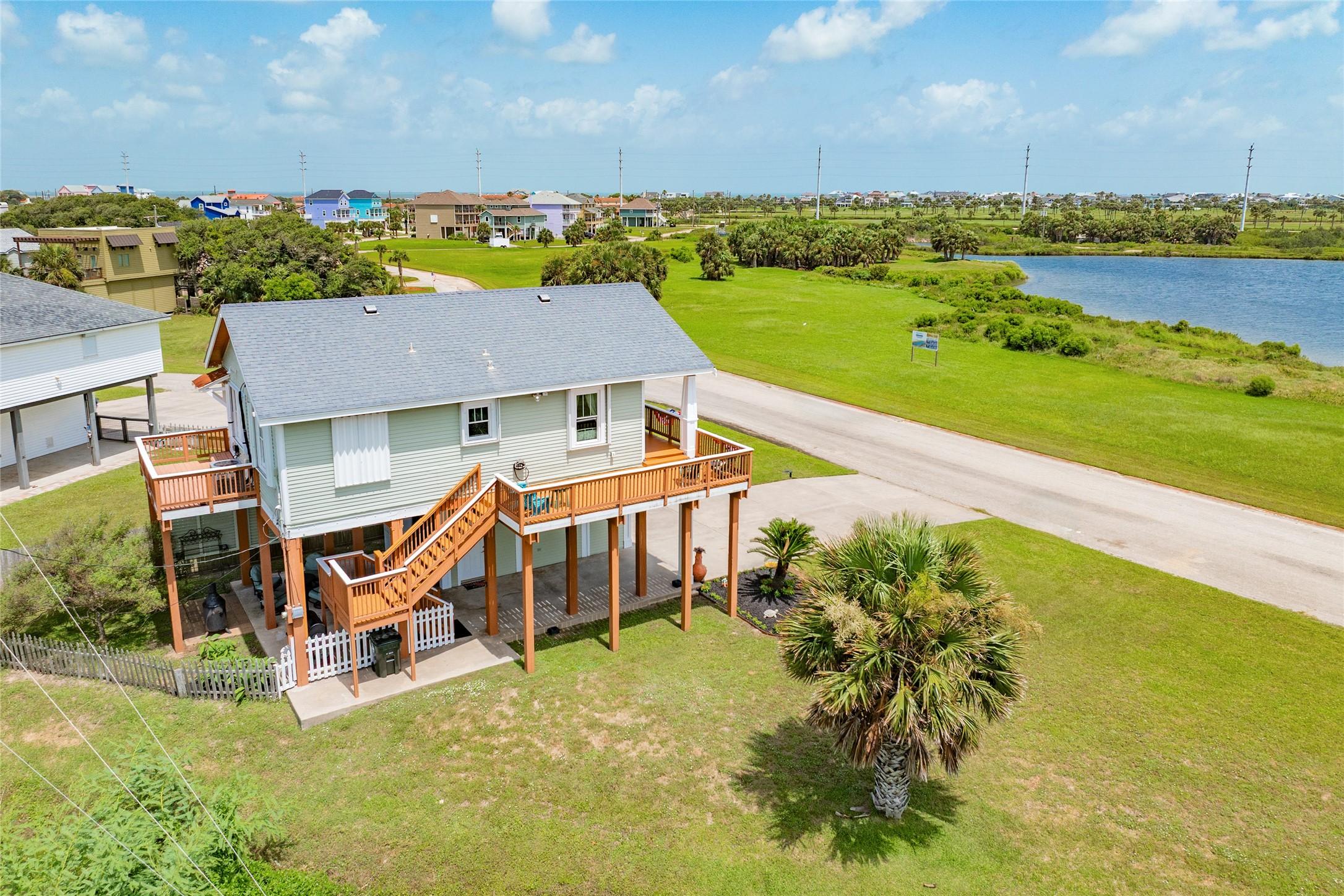 Image 2: This property overlooks the lakes at Pirates Beach