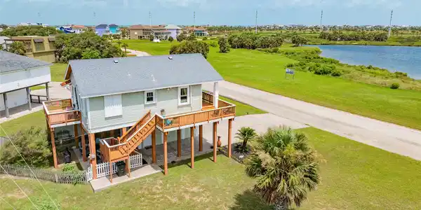 Image 2: This property overlooks the lakes at Pirates Beach