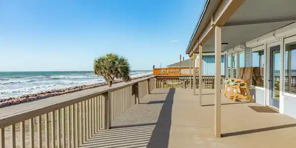 Image 2: Deck / Outdoor Living Space &ndash; Expansive covered de