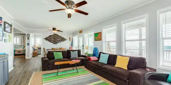 Image 4: Living Room (Open Concept) &ndash; Spacious open-concept