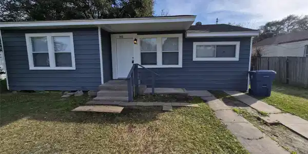 805 17th Ave N W