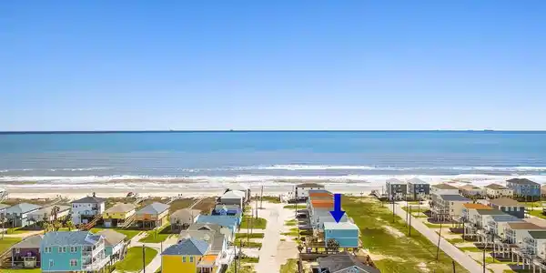 Image 3: There is a walk-over to the beach