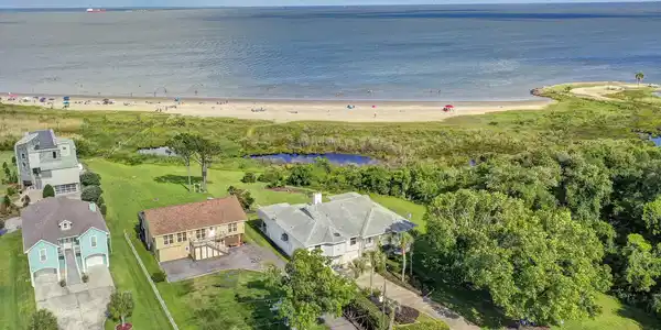 Image 2: Beachfront retreat just a short drive from Houston