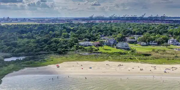 Image 4: Enjoy your own private access to the beach complet