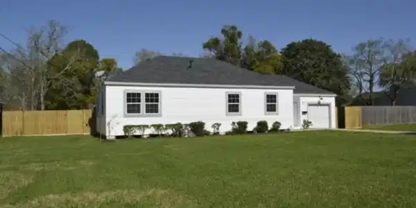 Image 2: Large Front yard