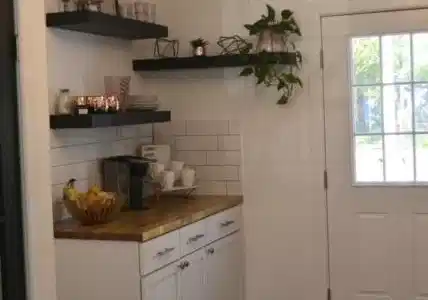 Image 4: Kitchen with Open Shelving