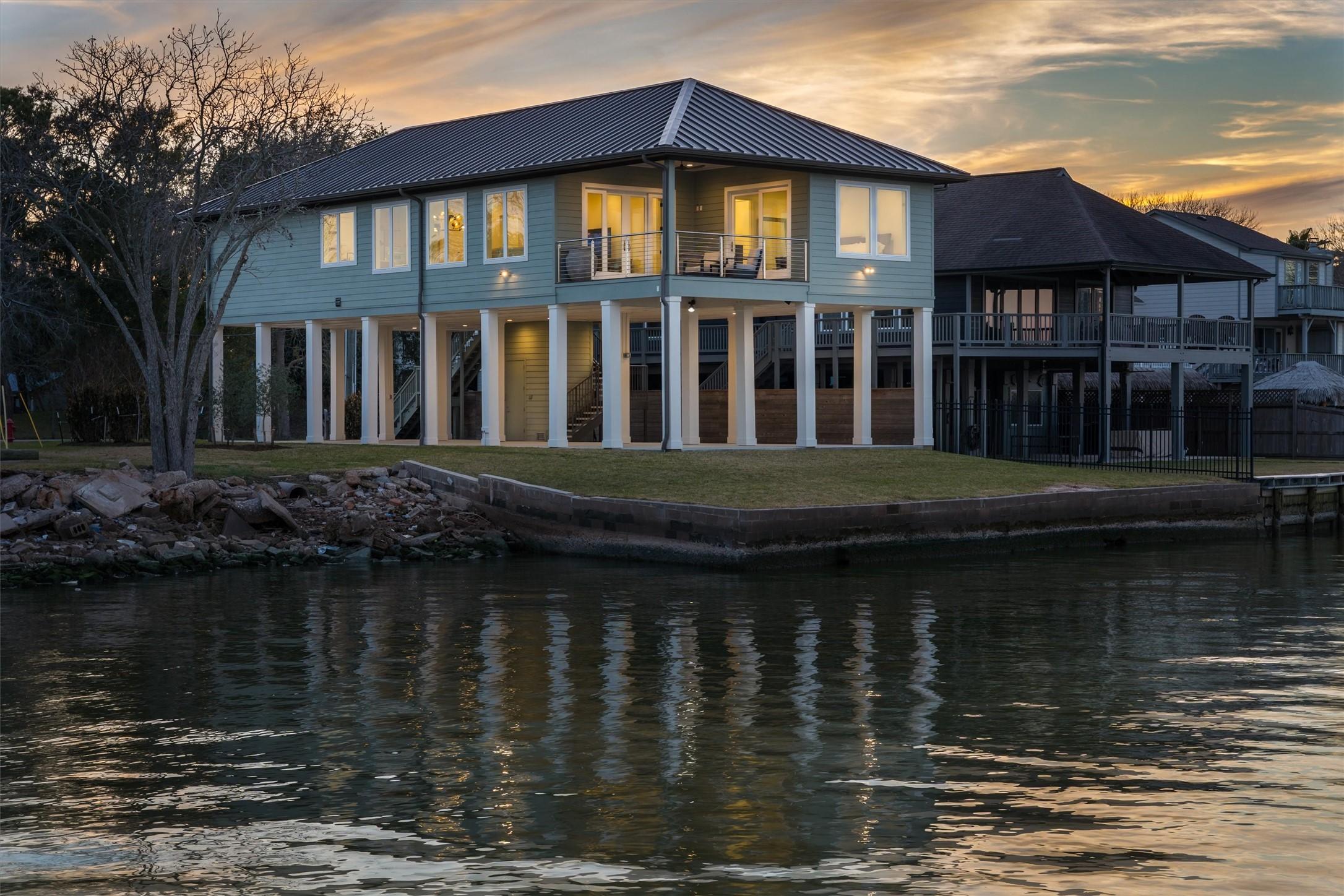 Image 1: 2022 Constructed 3/2.5 waterfront property located