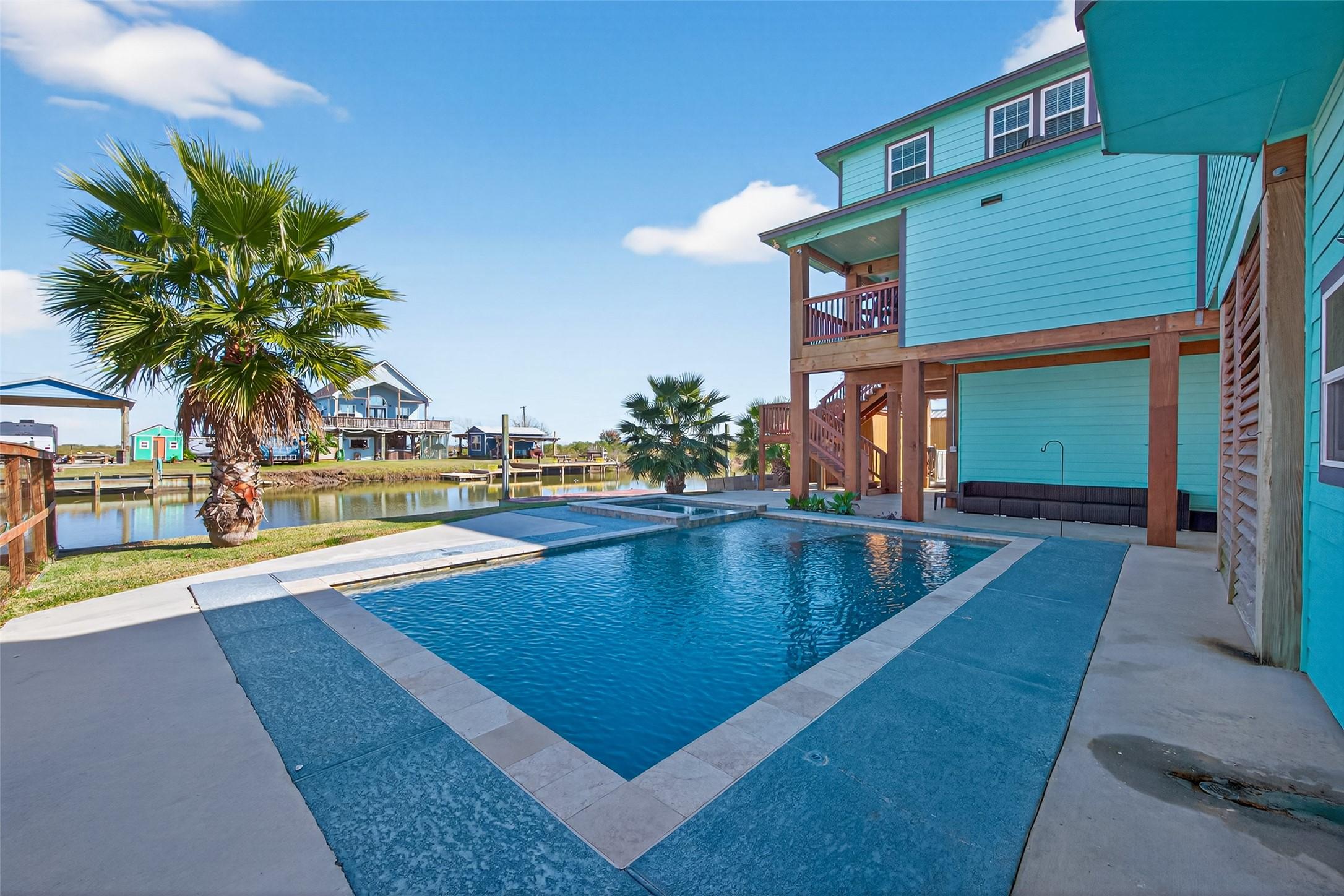 Image 2: Features heated pool and hot tub for cooling off,