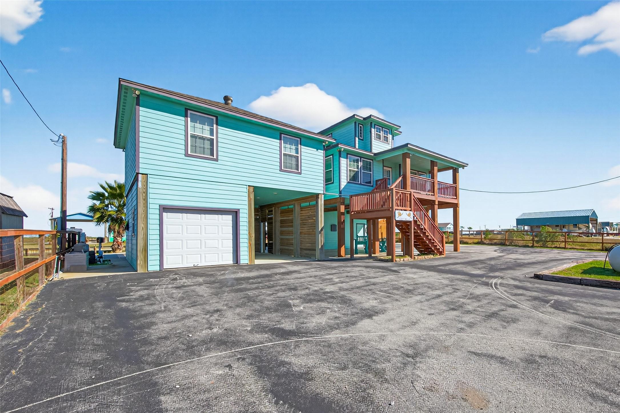 Image 3: Plenty of covered parking for boat, trailer, vehic