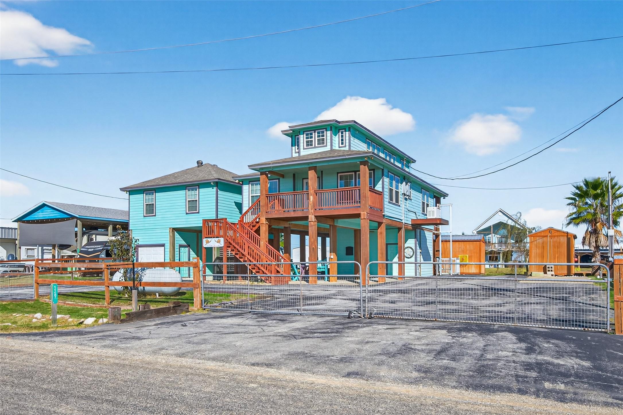 Image 4: Secure gated parking with ample space and RV hooku