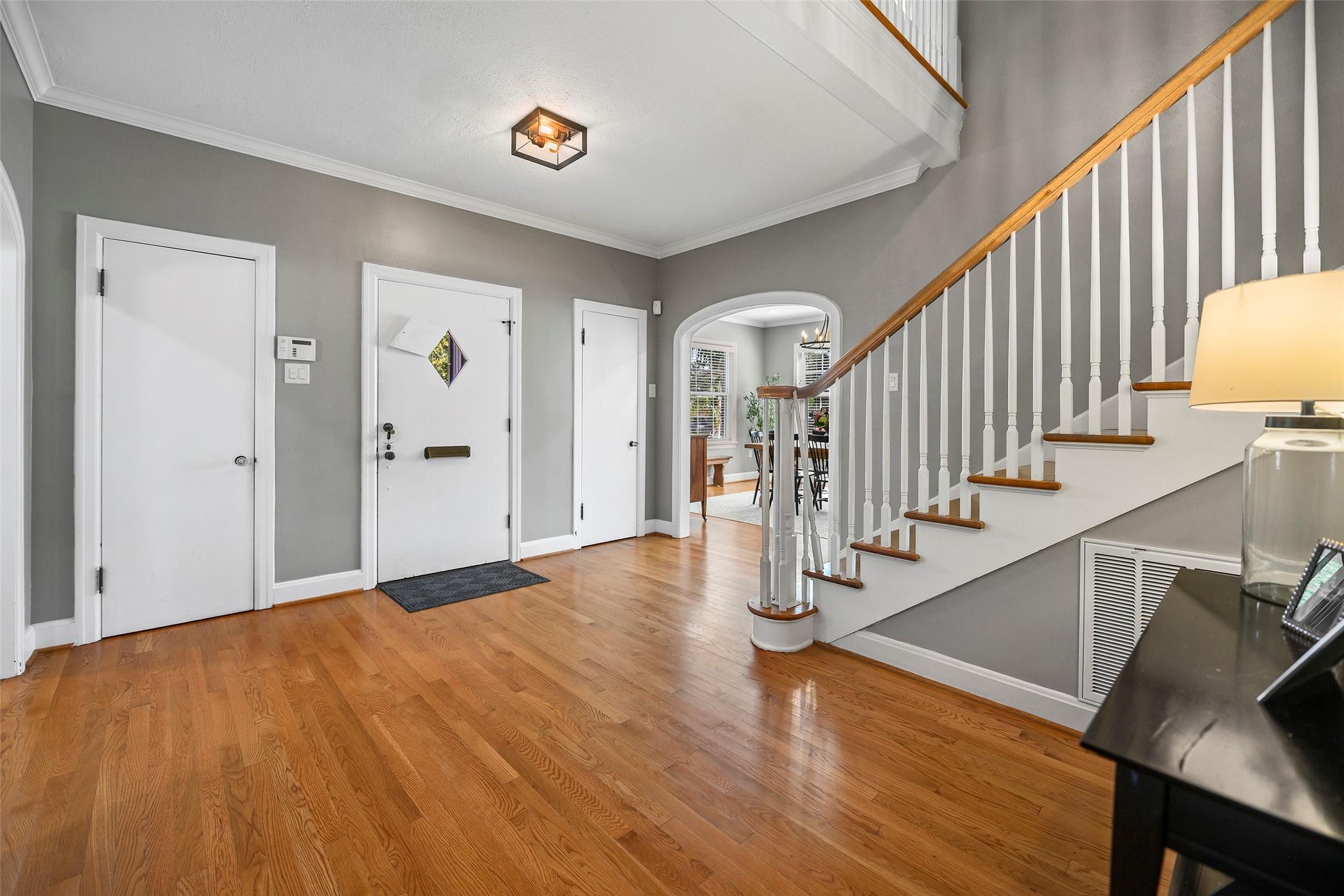 Image 4: Enter into the beautiful foyer with a lovely stair