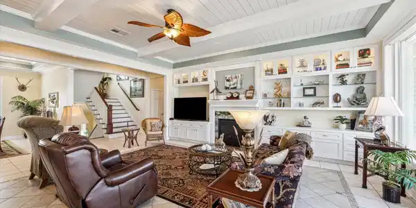 Image 4: Living Room