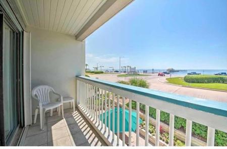 6102 Seawall Boulevard
