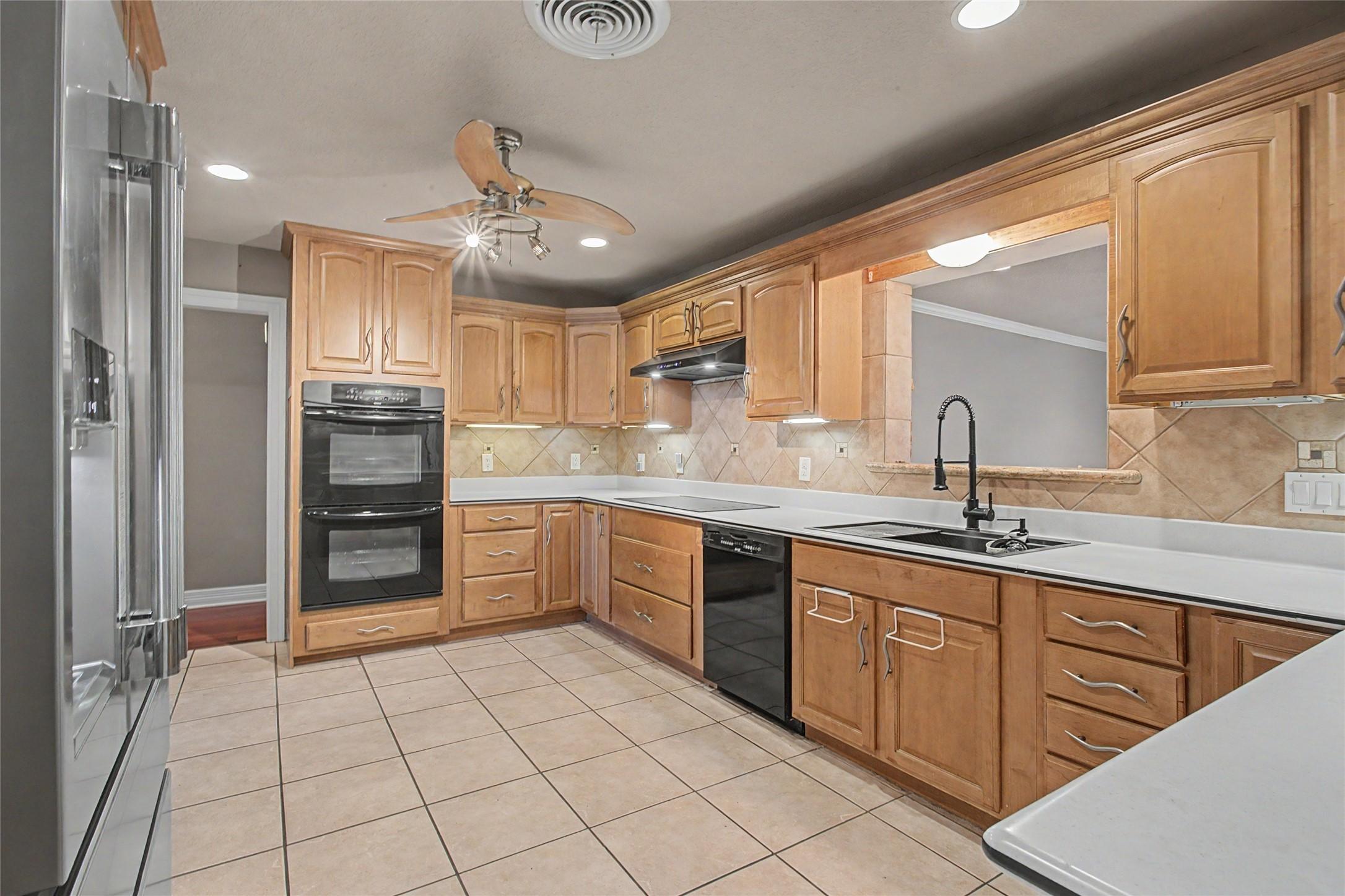 Image 2: Spacious kitchen with endless cabinets & contertop