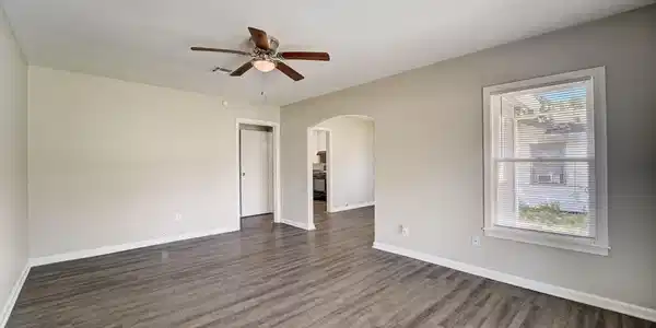Image 4: Walk into the bright living room, vinyl flooring i
