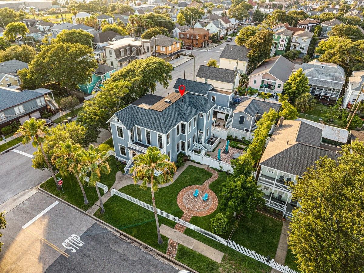 Image 4: Prominent 10,296-sqft corner lot