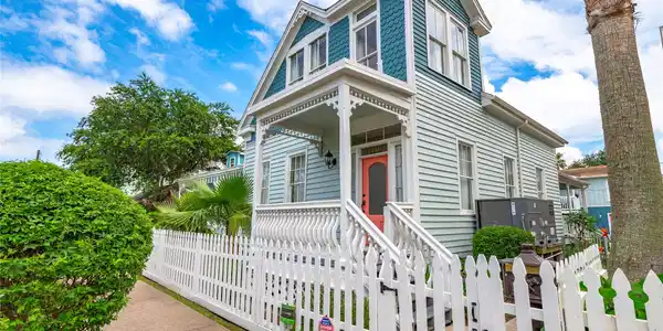 Image 2: Gorgeous home!