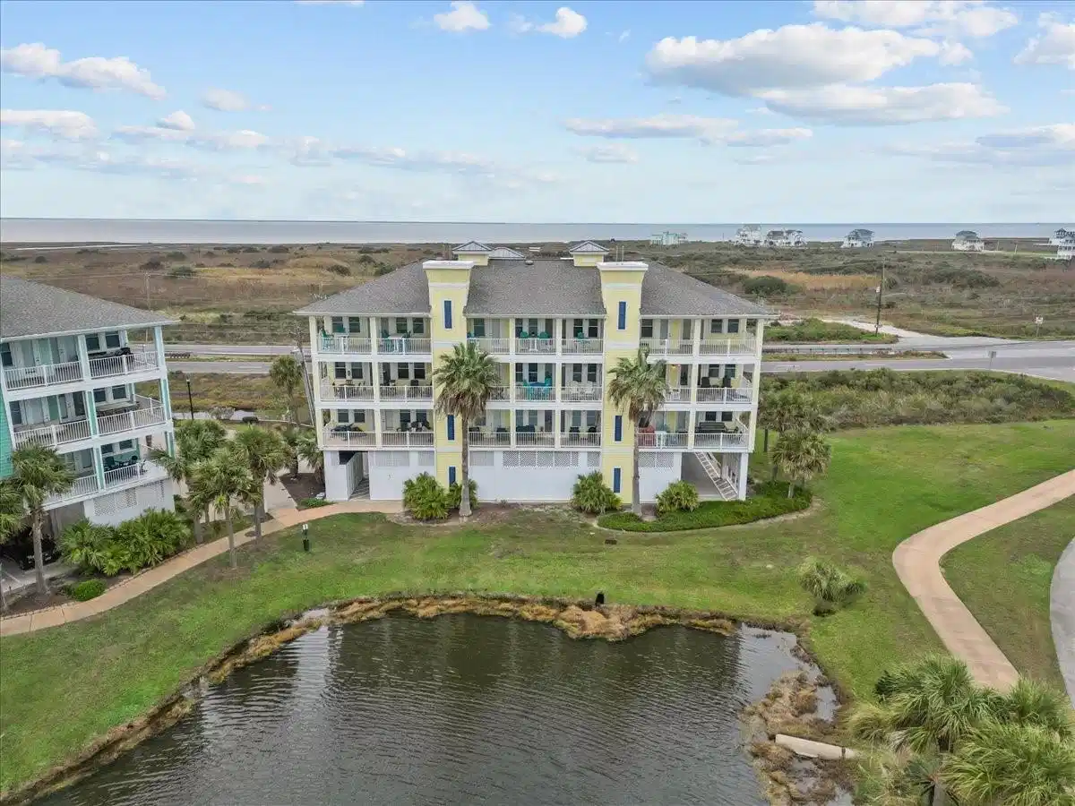 Image 1: Fabulous waterfront location