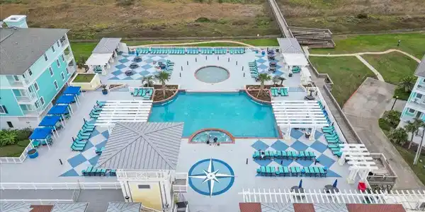 Image 2: Resort pool & fitness center