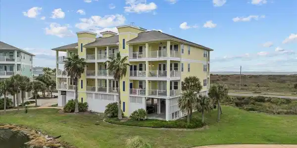 Image 4: Balcony faces the ocean for direct ocean view