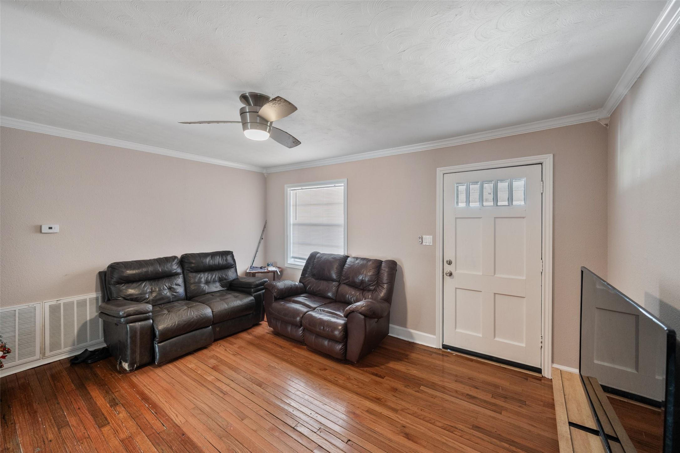 Image 3: Living room! Hardwood floors